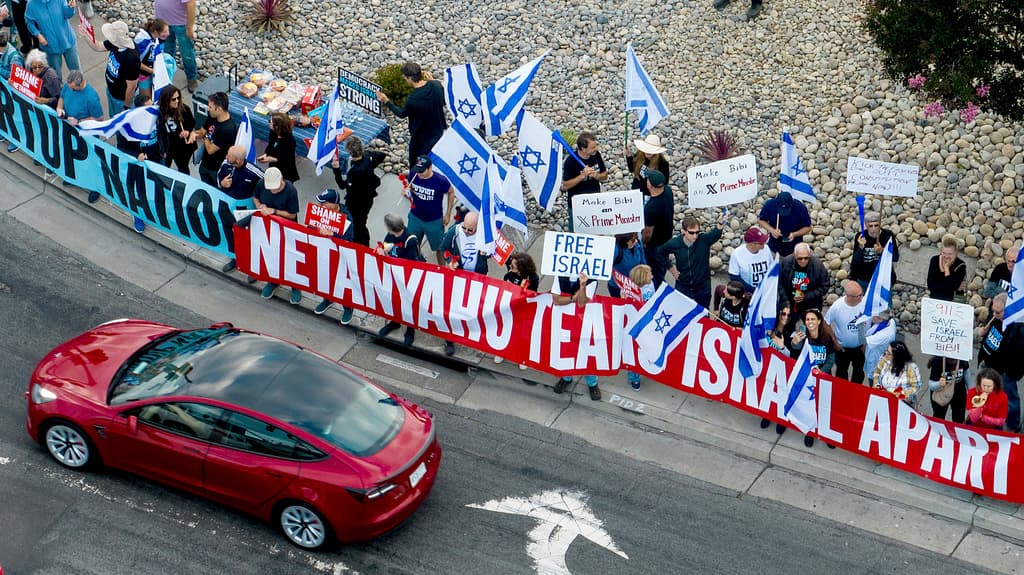 Manifestantes se manifiestan frente a la fábrica de Tesla en Fremont, California, mientras el primer ministro israelí, Benjamin Netanyahu, planea una visita al empresario Elon Musk el lunes 18 de septiembre de 2023. (Foto AP/Noah Berger)