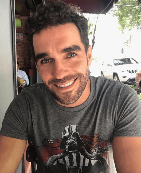 Aunque en un principio, Álvaro sufre la traición de su esposa, el destino lo sorprende al conocer a Victoria, ‘La taxista’.
<br>