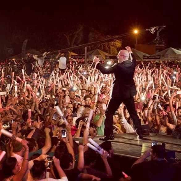 Con toda esa gente reunida en cada uno de sus shows, imagina qué buenas se han de poner sus 
<i>parties</i>.