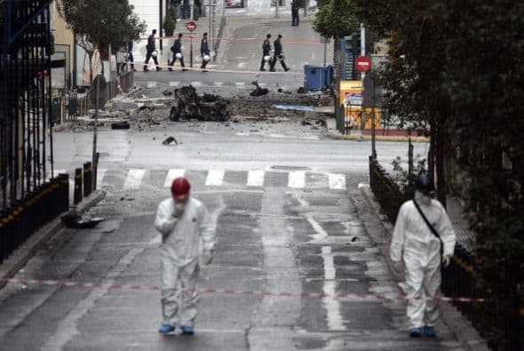 La explosión se produce el mismo día en que Grecia tiene previsto regresar a los mercados de deuda, tras cuatro años de ausencia.