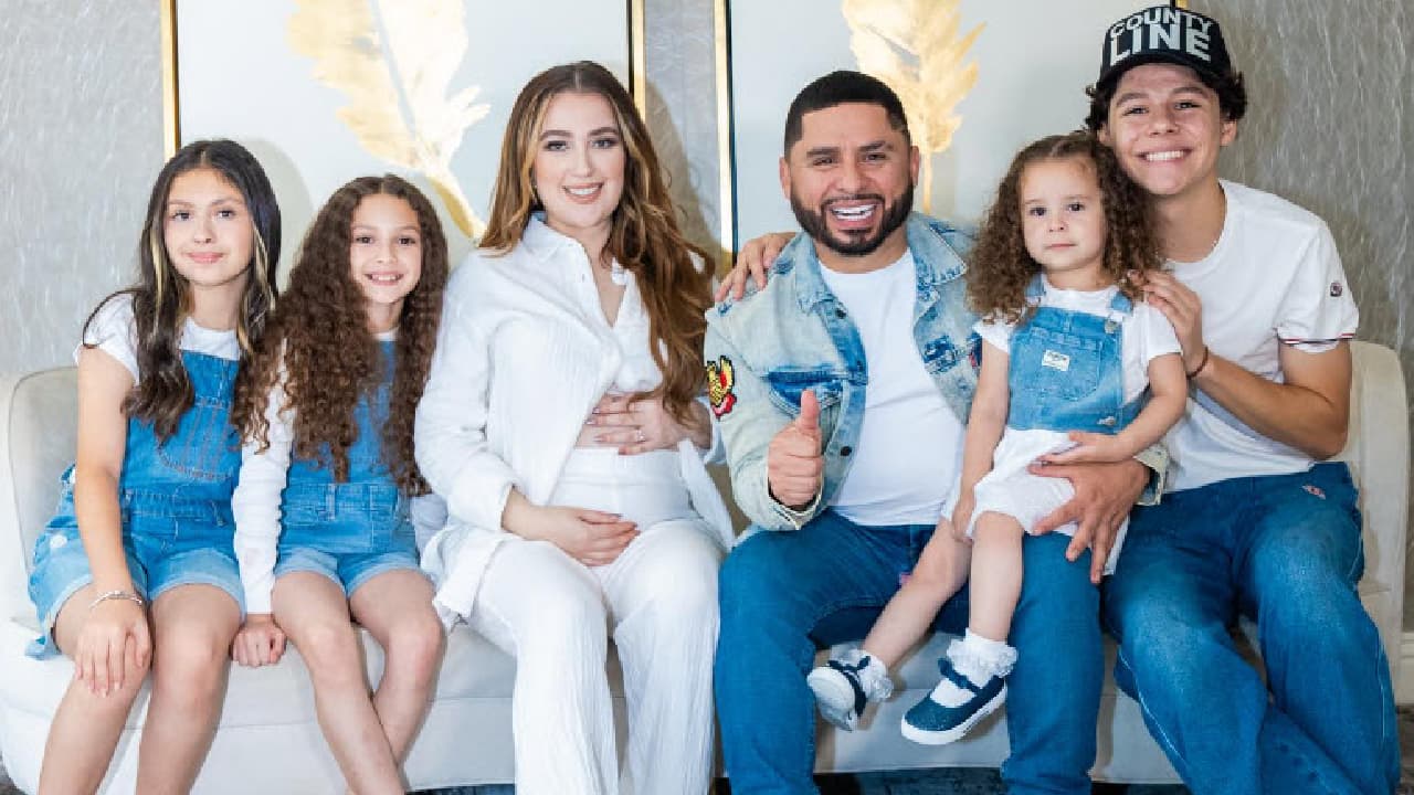 Larry Hernández y Kenia Ontiveros no querían tener más hijos, pero "se les chispoteó"