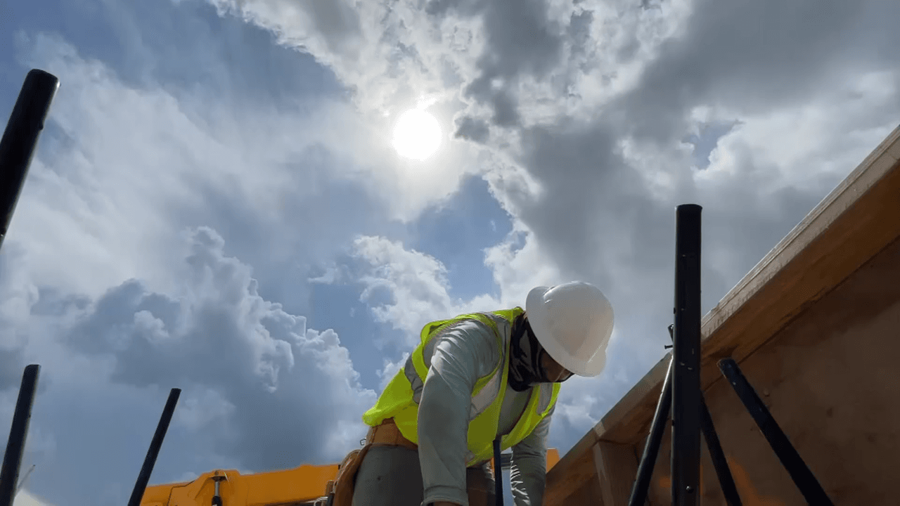 Vestirte así te puede ayudar a evitar los estragos del calor extremo en el sur de Florida