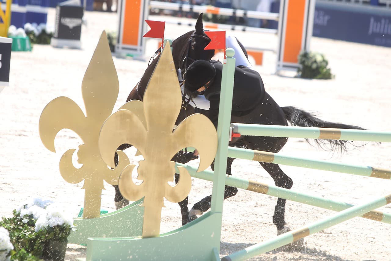 Perdió el estilo en una de sus clases de equitación.