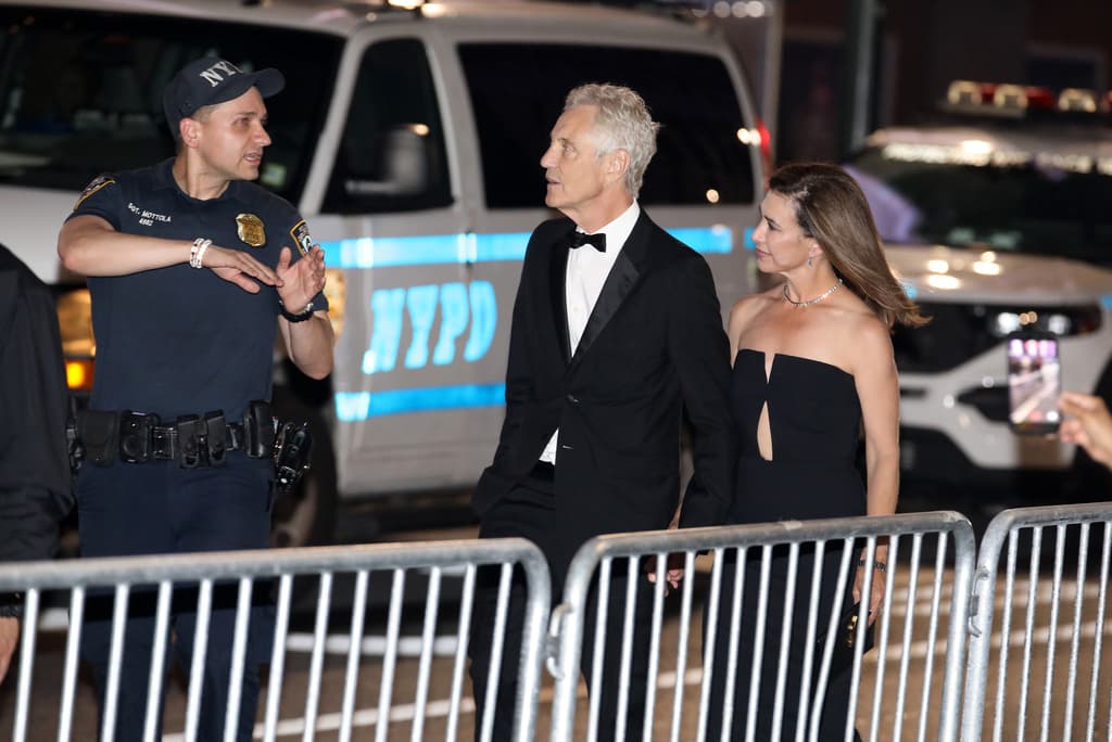 Entre los invitados estuvieron Camila Cabello, Hugh Grant, Ethan Hawke, Jason Sudeikis, Karlie Kloss, Gigi Hadid y atletas como JuJu Smith-Schuster, Cooper Kupp y George Kittle, de acuerdo con el reporte.