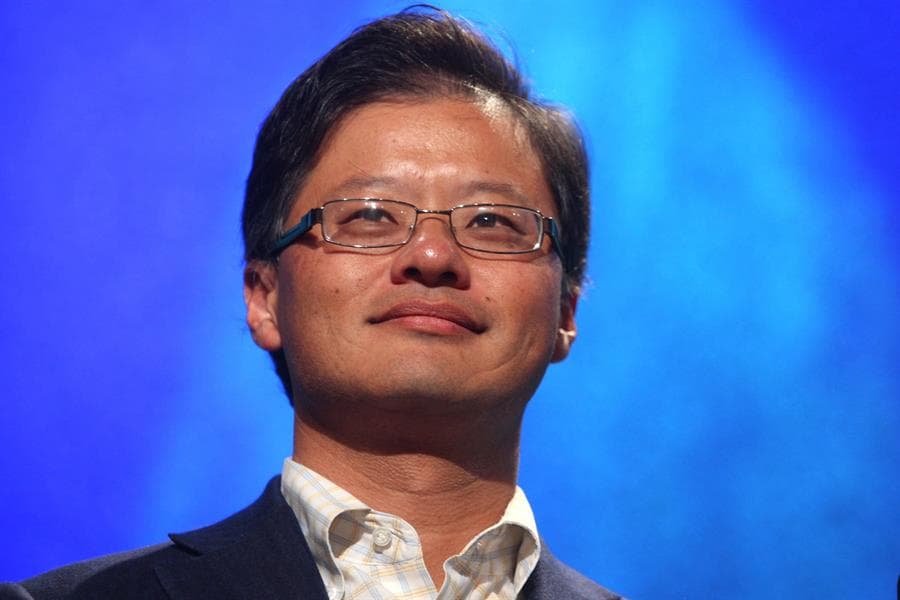 <b>Jerry Yang fundó Yahoo en 1994</b> junto a David Filo. Mientras Yahoo gozó de liderazgo y popularidad, Yang estuvo muy bien valorado pero con el ascenso de Google las cosas comenzaron a ir mal y cuando rechazó una oferta de Microsoft para comprar la empresa por 44,600 millones todas las críticas recayeron sobre él. Esa decisión, y algunos cambios de liderazgo resultaron en presiones internas que lo obligaron a renunciar a su cargo en 2009, aunque permaneció en la Junta Directiva de la empresa hasta 2012, cuando cortó todos los lazos que lo unían a la empresa que él mismo creó.