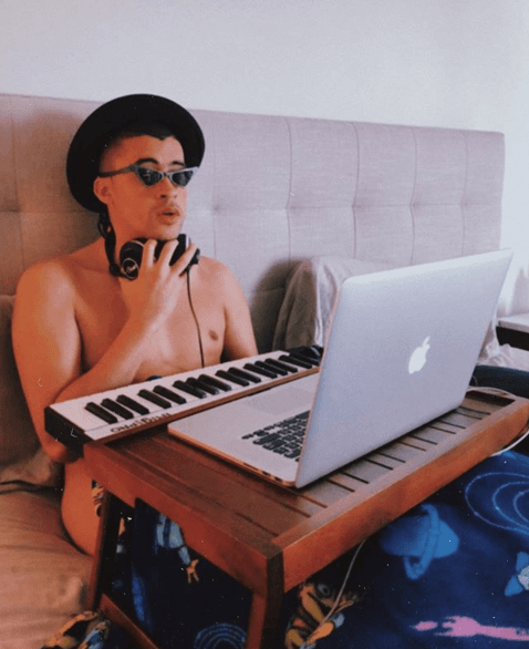 El nominado a siete categorías de Premios Juventud 2019 también ha sorprendido a sus seguidores con fotos en poca ropa, solo para expresar su felicidad. Esta instantánea iba acompañada del mensaje: “Yo solamente soy feliz”.