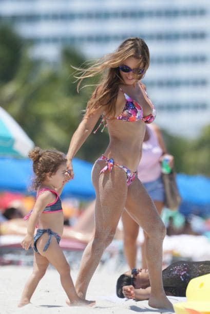 Aquí con la pequeña Erin a punto de meterse al mar.