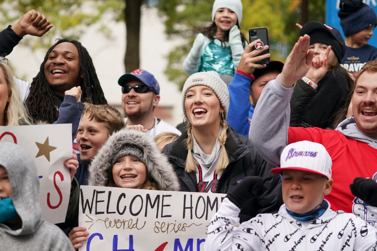 A pesar de las bajas temperaturas en la ciudad, los fanáticos esperaron por horas para ver a los jugadores de los Bravos.