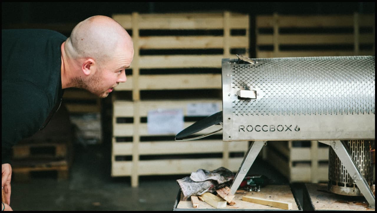 Tom es un hombre de 30 años originario de Lymington, Hants, y es un pionero en este ámbito, pues lleva tres años desarrollando su horno de pizza portátil.