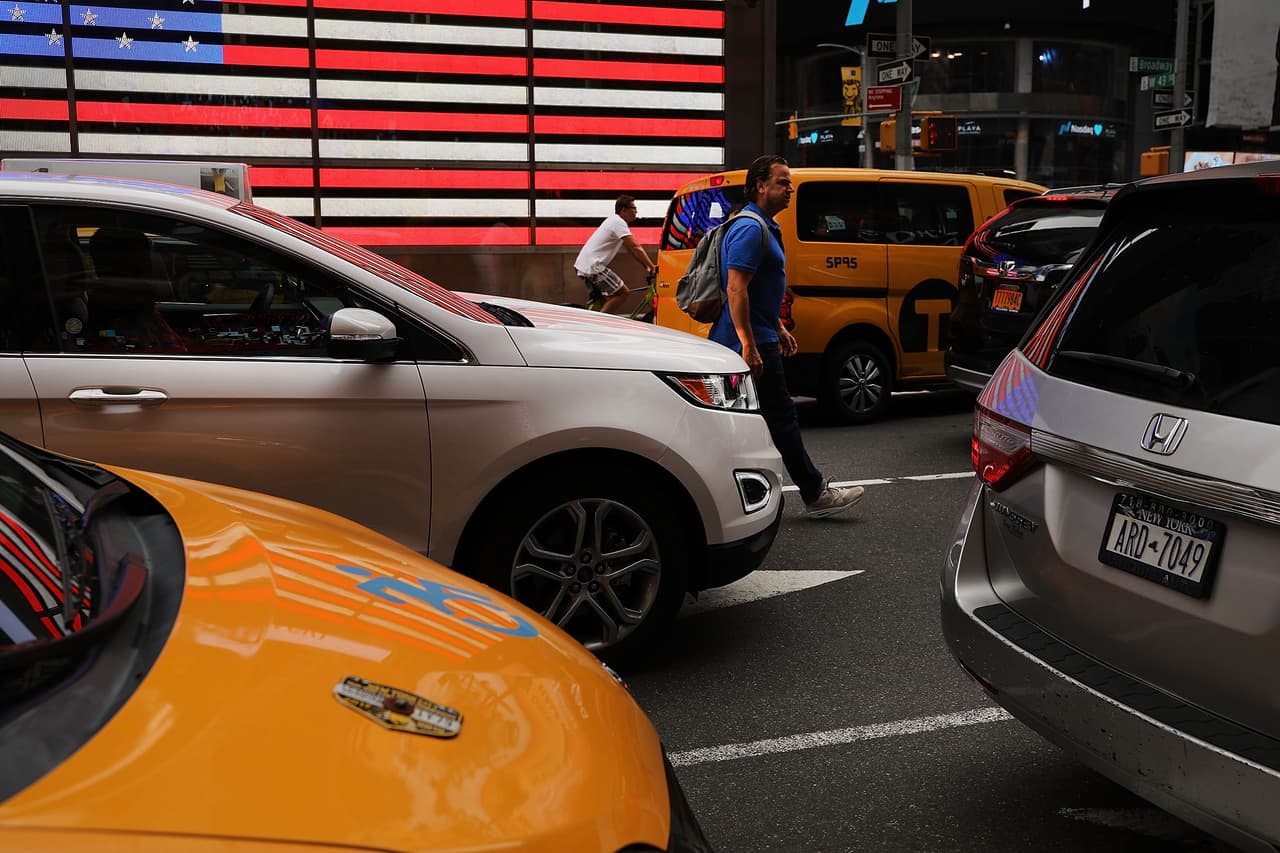 Taxi atropella a adolescente en Manhattan, y el incidente termina en violento altercado