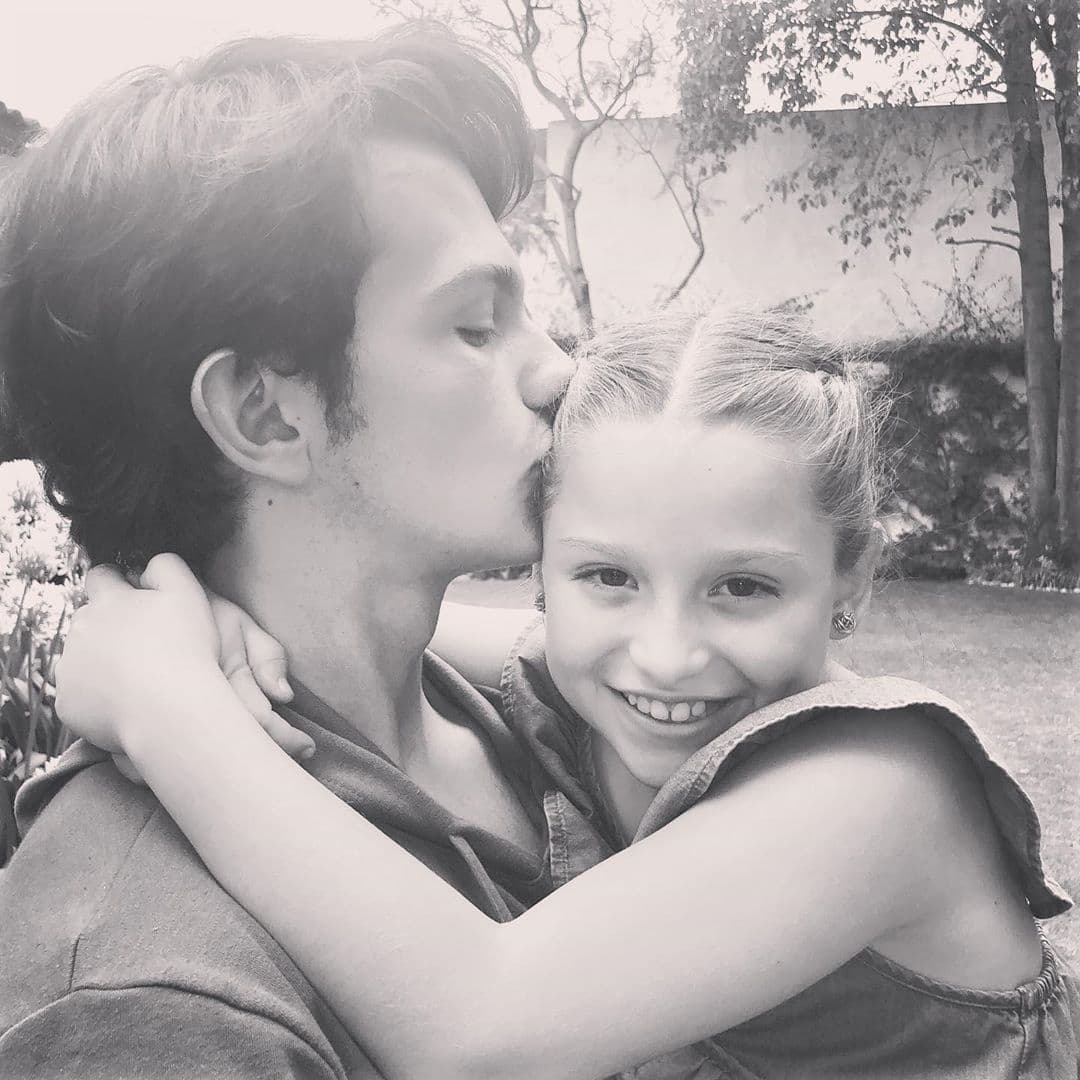 Después de haber superado el pleito legal, Nora Salinas reestableció sus convivencias con su hijo y, a decir de ella, se encuentran bien. En la foto, aparece el joven con su hermana menor.
<br>