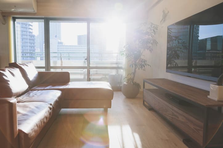 Si las ventanas o las puertas de tu hogar o espacio de trabajo no están bien aisladas, el aire frío se colará en los días fríos y se encontrará con el aire más caliente del interior. Esta colisión produce un clima cambiante en la vivienda, y el choque crea una corriente de aire que puede hacerte sentir más frío, aunque tu termostato no refleje necesariamente todo esto. Las ventanas también entran en juego en los días calurosos, porque a través de ellas entra la 
<b>radiación del sol en tu casa, lo que te hace sentir más calor.</b>