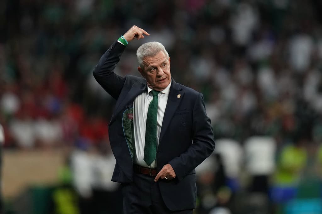 El entrenador de la selección de México, Javier Aguirre, hace gestos a sus jugadores