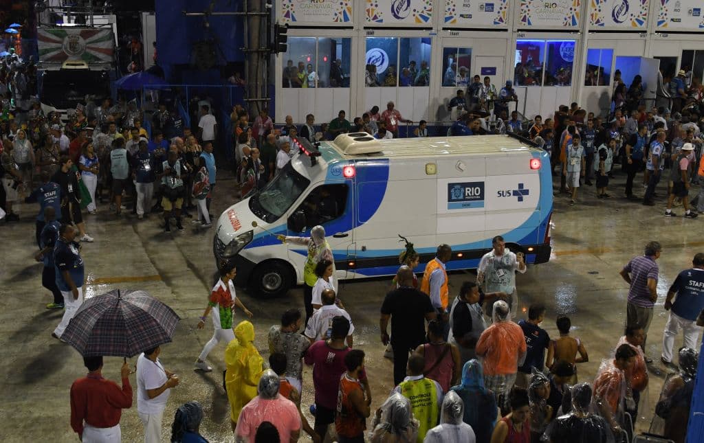 En un momento del final de su recorrido la carroza perdió el control, chocó contra uno de los pabellones laterales y, al intentar retroceder, atropelló a al menos a ocho personas, que fueron trasladadas al hospital. Tres mujeres se encuentran en estado grave.