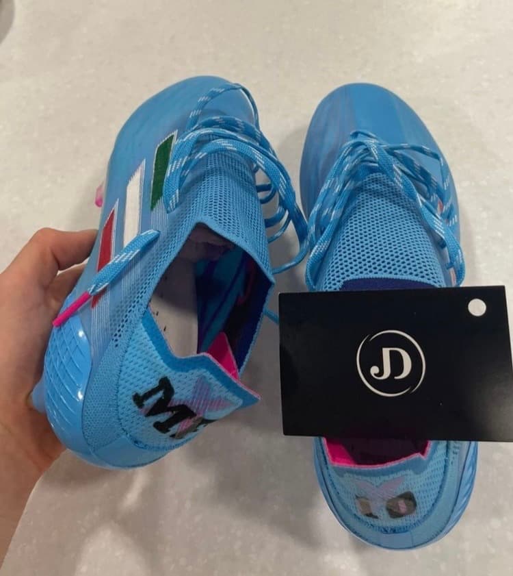 Marcelo Flores presume nuevos tenis con los colores de México.