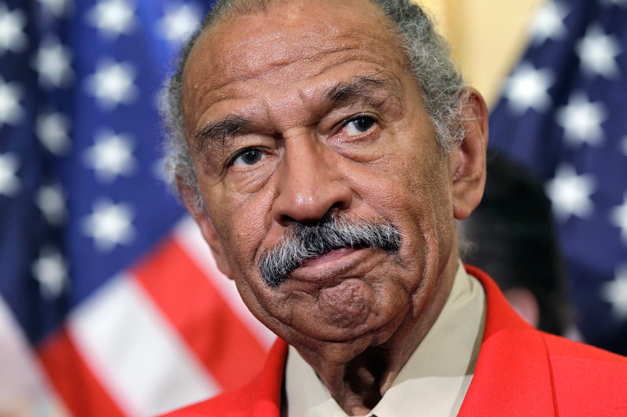 <b>John Conyers.</b> El veterano político de 88 años de edad ha enfrentado durante las últimas semanas múltiples acusaciones de acoso sexual de mujeres que trabajaron para él. Ha sido elegido congresista por el Partido Demócrata en Michigan 14 veces desde 1964. 
<b><a href="http://www.univision.com/noticias/politica/el-representante-democrata-john-conyers-jr-anuncia-su-retiro-tras-acusaciones-de-acoso-sexual" target="_blank">Anunció que se retira y que apoyará a su hijo John Conyers III</a></b>, quien se lanzará para sucederlo en el cargo.
<br>