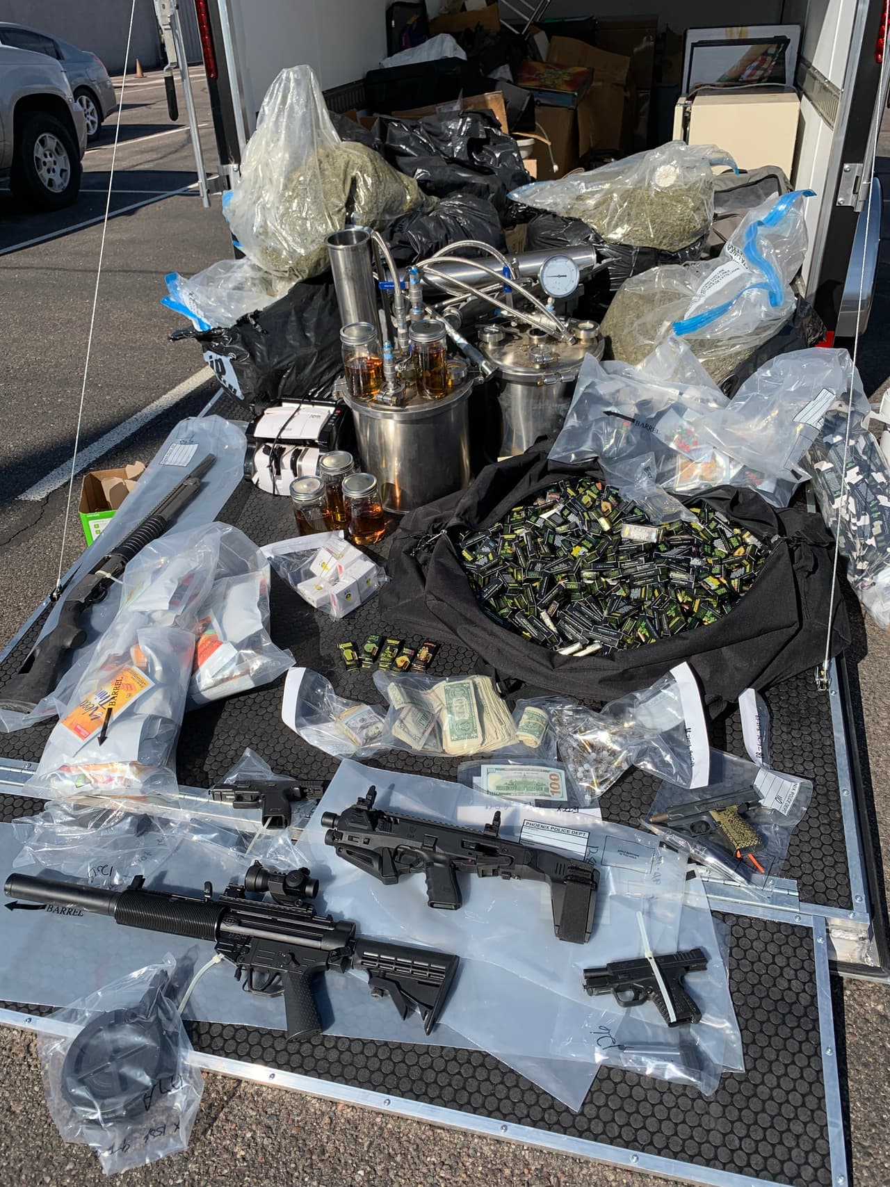 Confiscaciones: aproximadamente 1,100 cartuchos de vapores de THC de 1 gramo (valor aproximado $ 55,000),
<br> 8 tarros de destilado narcótico (valor aproximado $ 300,000), 300 libras de marihuana de grado medio (utilizada para fabricar BHO, valor aproximado de $ 30,000), 2 onzas de Shatter (valor aproximado de $ 1000), Laboratorio de fabricación BHO de circuito cerrado, cerca de $ 3,000 en efectivo, un rifle, una escopeta, 4 pistolas, 2 vehículos, bote y un ATV Can-Am.
<br>
