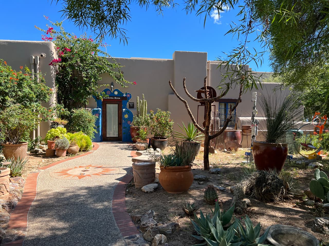 Una joya histórtica en el desierto de Arizona y Sonora, así se describe Hacienda del Sol, el histórico resort de Tucson, que guarda más de 90 años de historia.