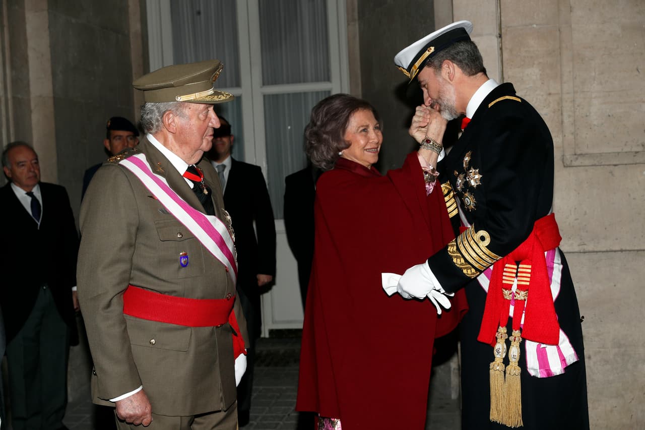 Días antes de esa sesión fotográfica en la Zarzuela, el rey fue fotografiado en actitud cariñosa con su madre, la reina Sofía, durante el desfile militar del 6 de enero en Madrid. La situación de Felipe VI con su madre y su esposa, ambas reinas, se ha complicado luego del pleito que se dejó ver con el
<b><a href="https://www.univision.com/shows/el-gordo-y-la-flaca/tension-entre-la-reina-letizia-y-la-madre-del-rey-de-espana-por-una-foto-con-las-infantas-con-manotazo-incluido-video">manotazo de Leonor a su abuela</a></b> durante la misa de Pascua del 1 de abril.