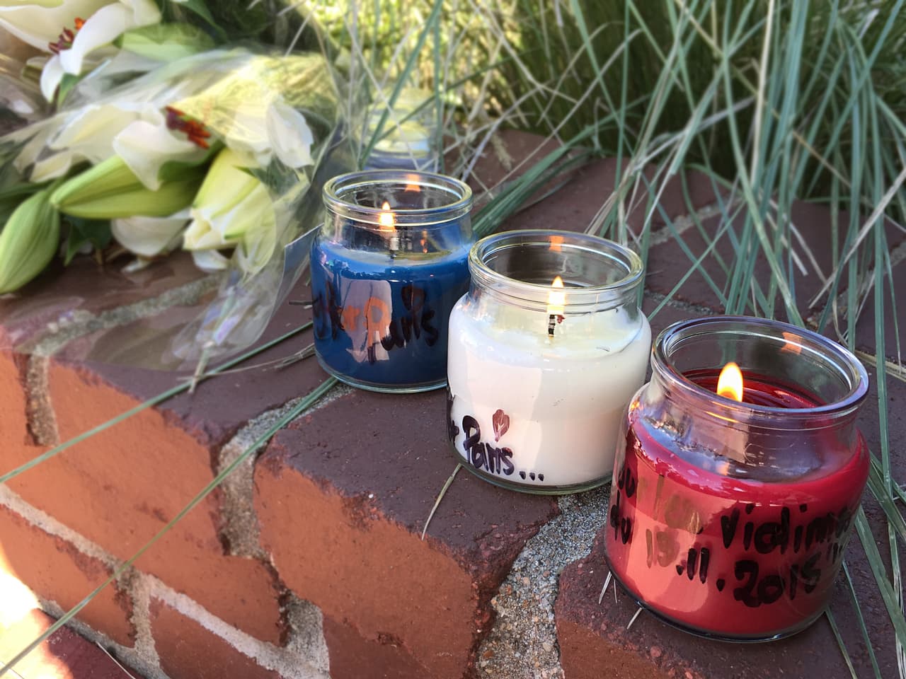 Realizan acto en memoria de las víctimas de Paris