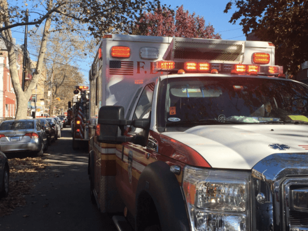 Cuandos los padres del niño atropellado gritaron por ayuda, varios vecinos llamaron al servicio de emergencias 911, movilizándose unidades de policías, bomberos y técnicos de Emergencias Médicas a la calle 24 en Astoria, Queens.