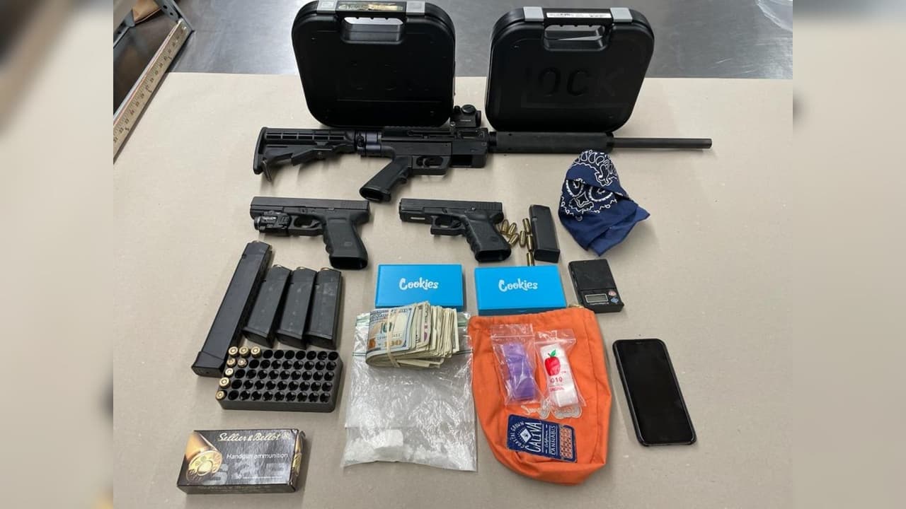 El 21 de enero, oficiales del Equipo de Cumplimiento de Crímenes Violentos cumplieron con una orden de allanamiento en la residencia de dos supuestos pandilleros. Tras la acción policial se recuperaron drogas y armas de fuego en posesión ilegal y dos personas fueron detenidas, indicó indicó 
<a href="https://twitter.com/SJPD_AC_Joseph">Paul Joseph</a>, subjefe de la Policía de San José, el 21 de enero.
<br>