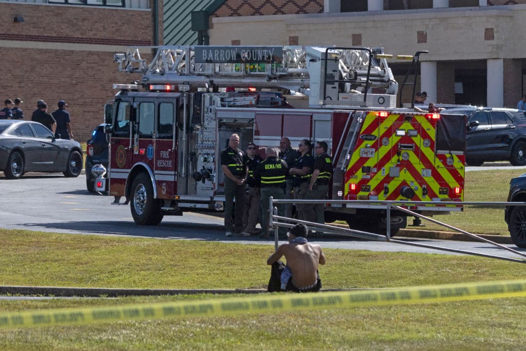 Algunos estudiantes contaron que fueron desalojados de sus salones al campo de fútbol de la Apalachee High School, sin mayor dificultad. Otros dijeron que vieron cómo algunos maestros y ayudantes se quitaron sus camisas para con ellas practicar 
<b>torniquetes a los heridos</b> y evitar que se desangraran.