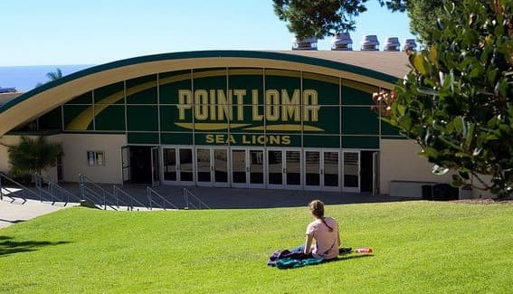 La universidad Point Loma Nazarene informó a sus más de 2,000 estudiantes que sus planteles permanecerán parcialmente cerrados hasta nuevo aviso.