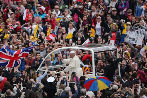 La gente complacida saluda al Papa que ha roto todos los protocolos.