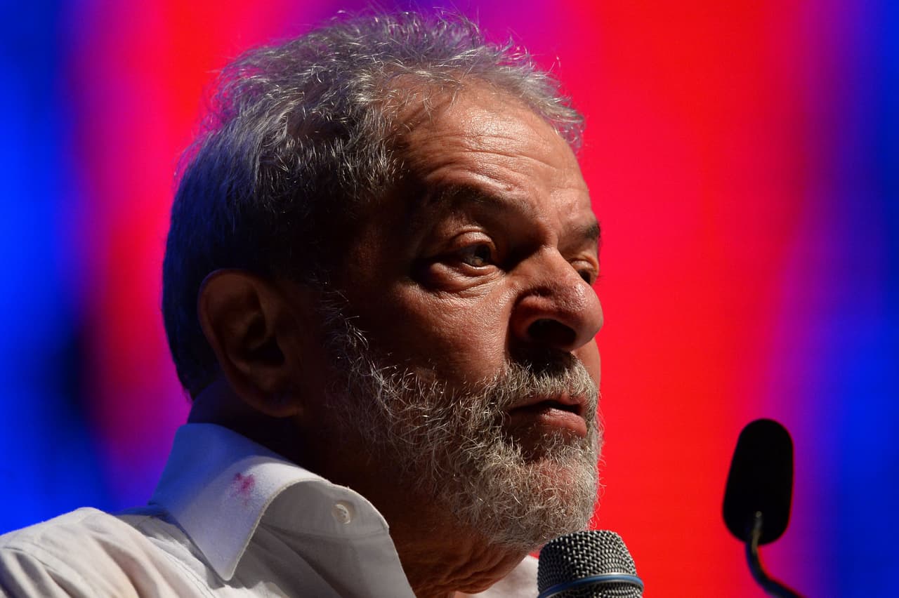 En marzo de 2016, 
<b>Lula fue detenido unas horas para declarar por el caso de corrupción de la petrolera estatal Petrobras,</b> que ha tenido implicaciones en toda América Latina. El juez federal Sergio Moro ordenó que los agentes allanaran la casa de Lula y el instituto que lleva el nombre del expresidente.