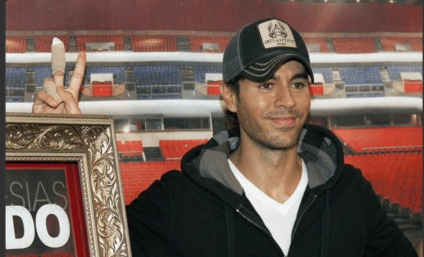 Él es uno de los cantantes más atractivos que hay y una de las que más destaca es por su tierna mirada.