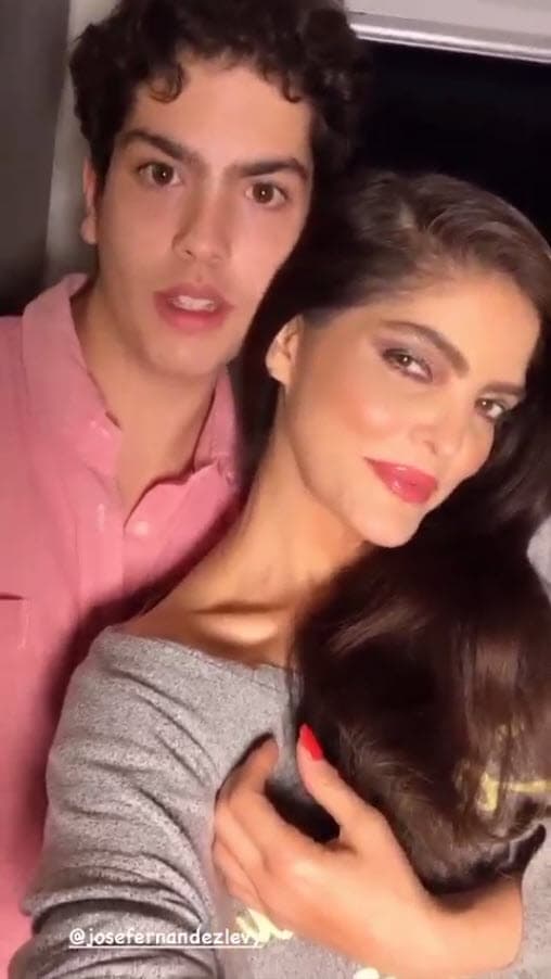 Por otro lado, José Emilio recientemente cumplió 18 años , aunque era el más apegado a la estrella de la música, llevan más de un año distanciados.