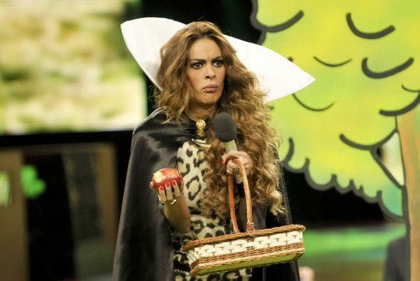 En el cuento de 'Blancanieves', Galilea interpretó a la malvada reina, celosa de la belleza de su hijastra. En esta versión, la madrastra convertida en bruja terminó envenenada con su propia manzana.