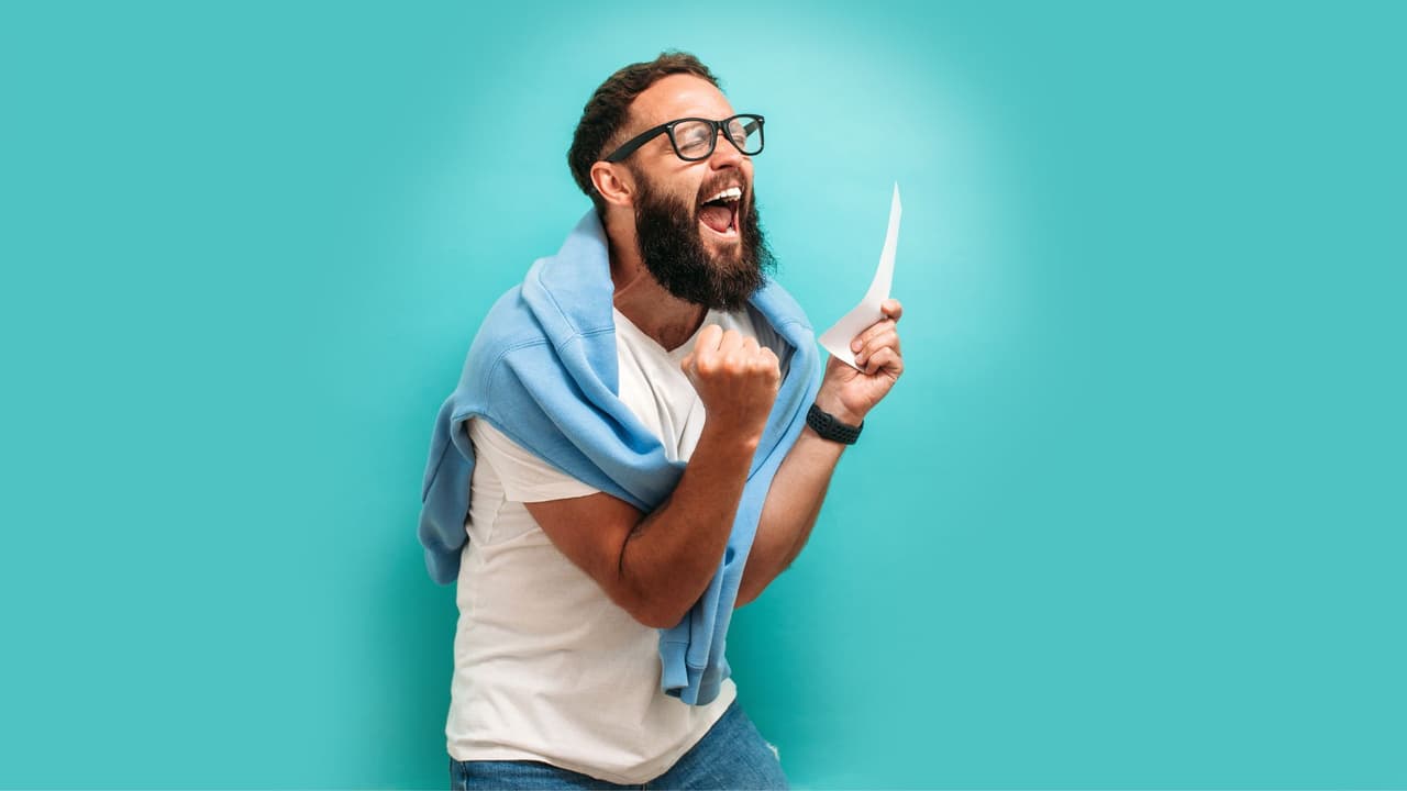 <h3 class="cms-H3-H3">Cobrar: un dilema que parece sencillo</h3>
<br>
<b>Ganar no es solo celebrar: también hay que elegir entre pago en efectivo o anualidad. </b>El efectivo es tentador porque llega rápido, aunque es bastante menos de lo que anuncian en televisión. La anualidad, en cambio, 
<b>reparte el premio en 30 pagos durante casi tres décadas, con un 5% de aumento cada año.</b>
<br>Lo que parece un simple trámite define todo lo que viene después. 
<br>
<b>Quien elige efectivo</b> necesita un plan serio para no quedarse sin nada en pocos años. 
<br>
<b>Quien opta por anualidad</b> compra tiempo y cierta protección frente a los impulsos. 
<br>No hay respuesta universal: es una decisión que exige pensar más allá del entusiasmo inicial.