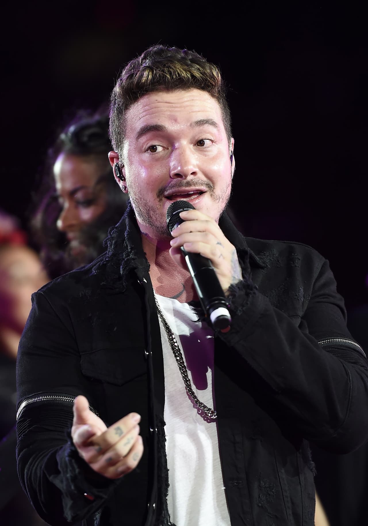 “Cuando salimos del avión, todo estaba incendiado, nosotros estábamos vivos y pensé: '¿Por qué?'. Cuando hablé con la gente, con las autoridades, me dijeron: 'Eres muy afortunado, en todos los accidentes de avión que ha habido allí, todo el mundo ha muerto'. No creo en las coincidencias", confesó.