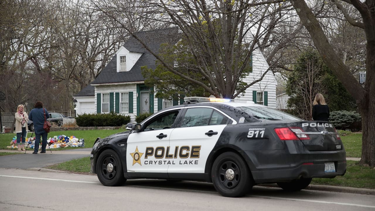 Desde entonces la 
<a href="https://www.univision.com/local/chicago-wgbo/policia-y-el-fbi-enfocan-investigacion-en-la-casa-del-nino-desaparecido-en-crystal-lake-video"> investigación</a> se concentró en el hogar del menor y usaron perros de búsqueda. Descartaron la posibilidad de que Andrew Freund hubiera sido secuestrado o que se hubiera marchado por su propia cuenta ya que los perros no detectaron olor del niño fuera de la casa, lo que indicaba que nunca salió caminando.