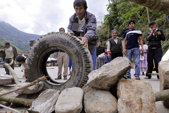 Los productores de coca de los Yungas, cerca de La Paz, continúan ocupando, por noveno día consecutivo, una importante ruta agrícola de Bolivia.