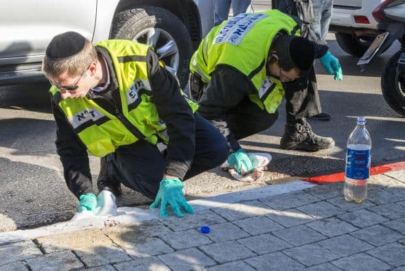 La escena del ataque fue limpiada minutos después ante las evidentes manchas de sangre de los pasajeros heridos.