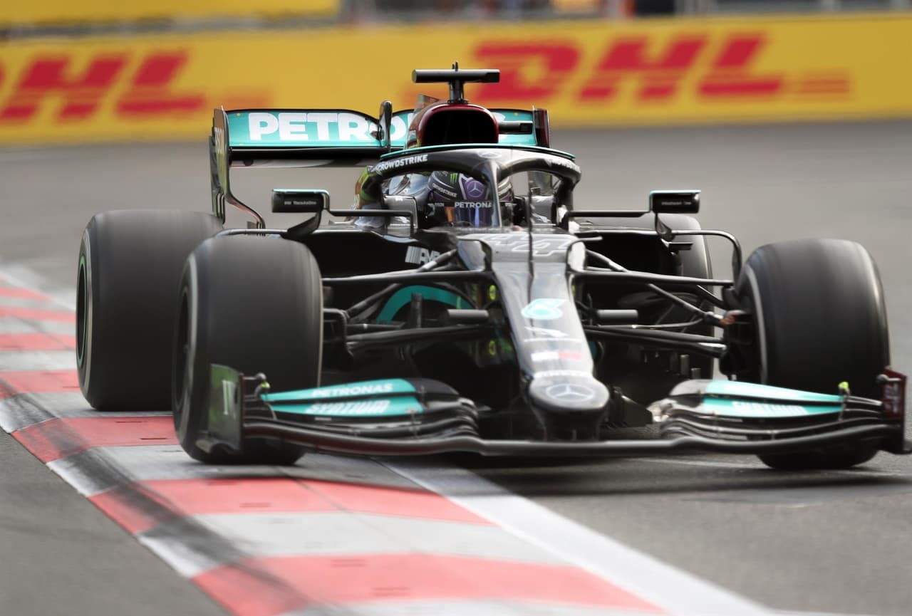 Tras una carrera muy dramática en el Gran Premio de Baku, el mexicano Sergio 'Checo' Pérez se lleva la carrera en la Formula 1 y consigue su segundo podio en su carrera. El piloto de Red Bull comparte el podio con Sebastian Vettel y Pierre Gasly. Max Verstappen abanonó la carrera tras ser puntero por una llanta reventada y Hamilton abandonó la carrera.
