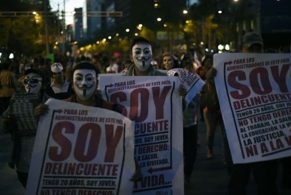 Un grupo de estudiantes particpan en la marcha organizada en la Ciudad de México para demandar información sobre el paradero de lso 43 estudiantes desaparecidos.