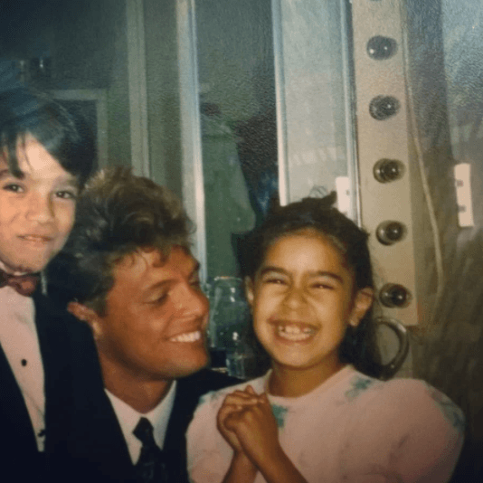 En su cuenta de Instagram suele compartir algunas postales de aquella época, recordando algunas de sus anécdotas, como cuando conoció a Luis Miguel o que estaba “muy enamorada” de Gael García.