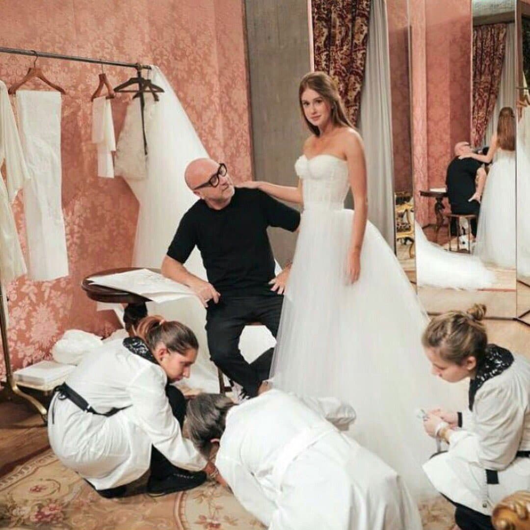 El vestido fue diseñado especialmente para la protagonita de 
<b><a href="http://www.univision.com/novelas/totalmente-diva" target="_blank">‘Totalmente diva’</a></b> por estilistas Domenico Dolce y Stefanno Gabbana, de Dolce y Gabbana, diseñadores con renombre en el mundo de la moda.