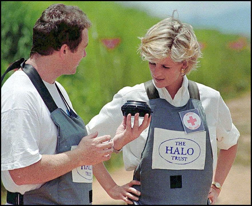El súmmum de aquel evento fue cuando Diana cruzó un campo minado (despejado) en Huambo, en el centro de Angola, acompañada por expertos que trabajan en el terreno. 
<br>
<br>En la foto, Diana vestida con un chaleco de protección y protector facial, acompañada por un experto en remoción de minas, el 15 de enero de 1997.
