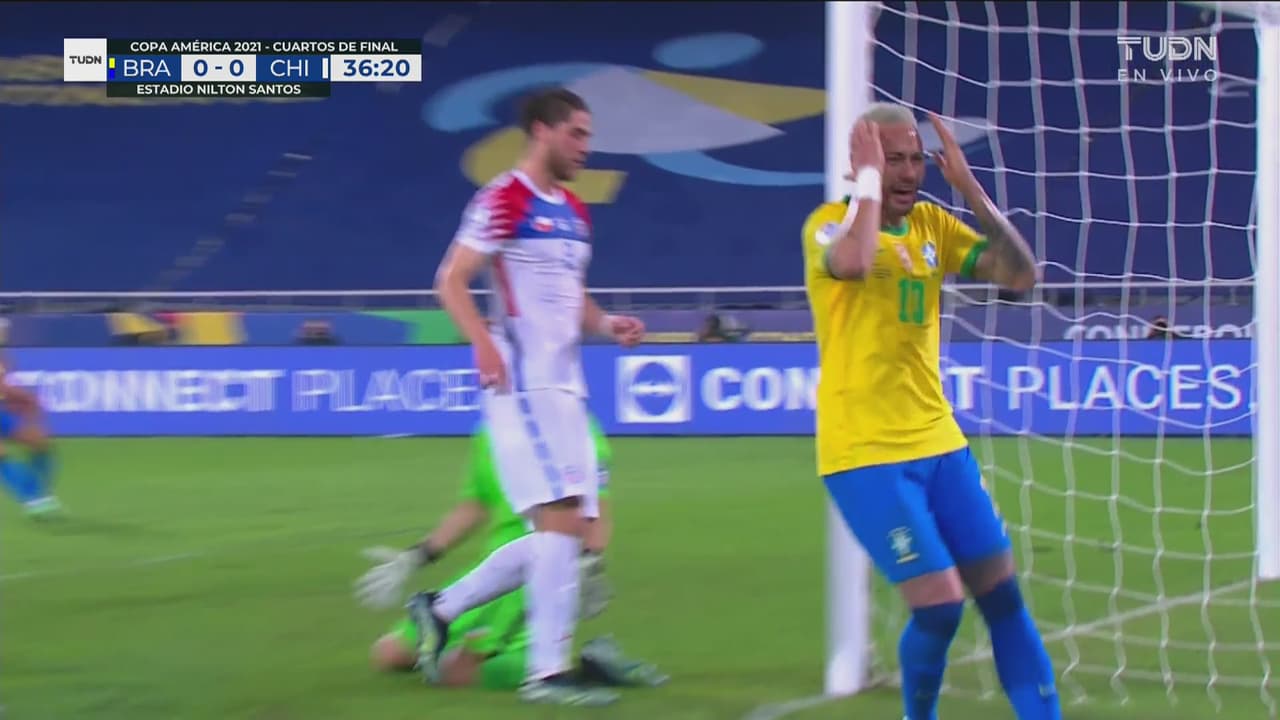 ¡Se le escapa el gol a Neymar! El delantero se complica en el remate