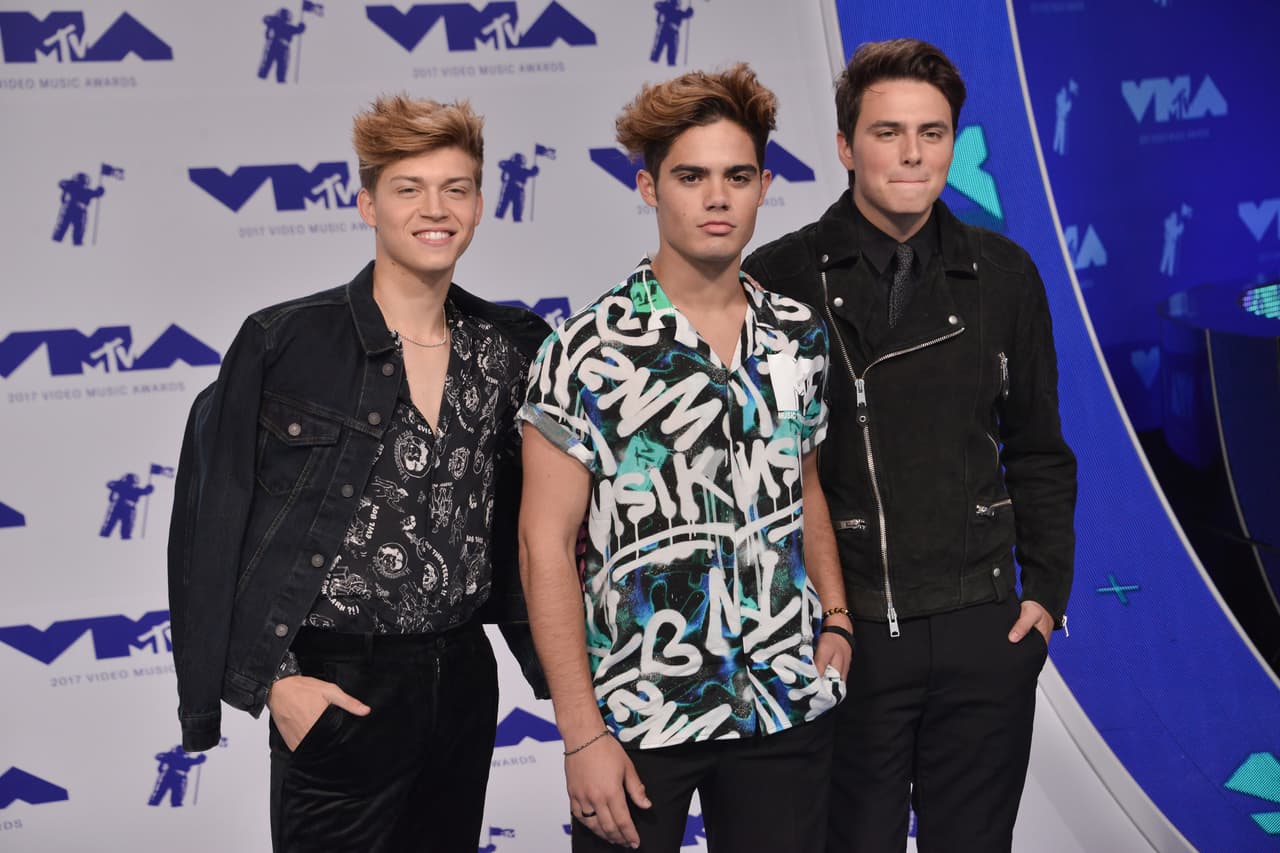 El cantante dice, según lo citado en los documentos, que Harte lo emborrachó con tequila y vodka antes de desmayarse y que luego 
<b><a href="https://www.univision.com/entretenimiento/escandalo-de-celebridades/tambien-les-paso-a-ellos-estos-famosos-actores-han-sufrido-acoso-y-abuso-sexual-en-hollywood" target="_blank">despertó desnudo en la cama del ahora exmánager</a></b>.