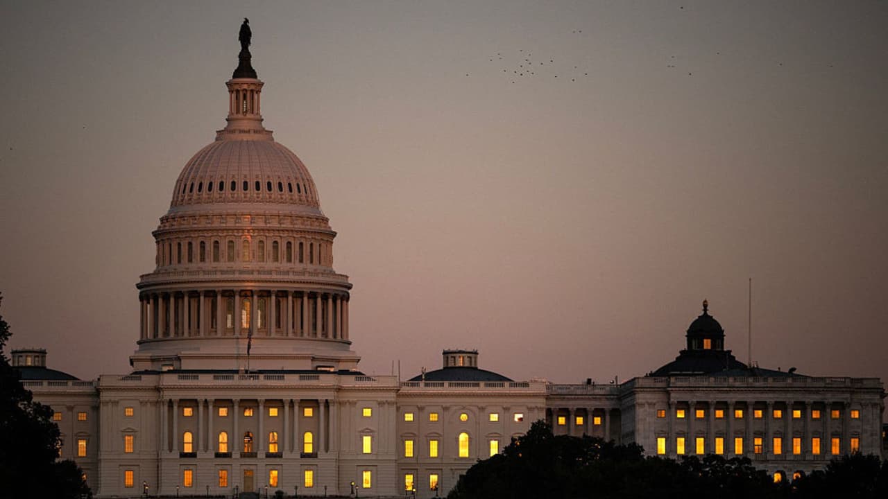 Cierre federal amenaza empleos: trabajadores federales temen quedar sin salario