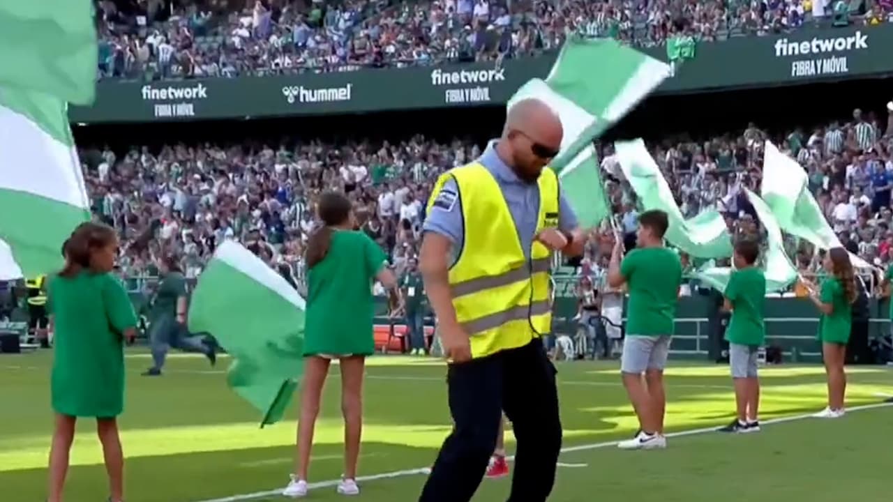 Betis pone a bailar a su estadio al ritmo de Motomami de Rosalía