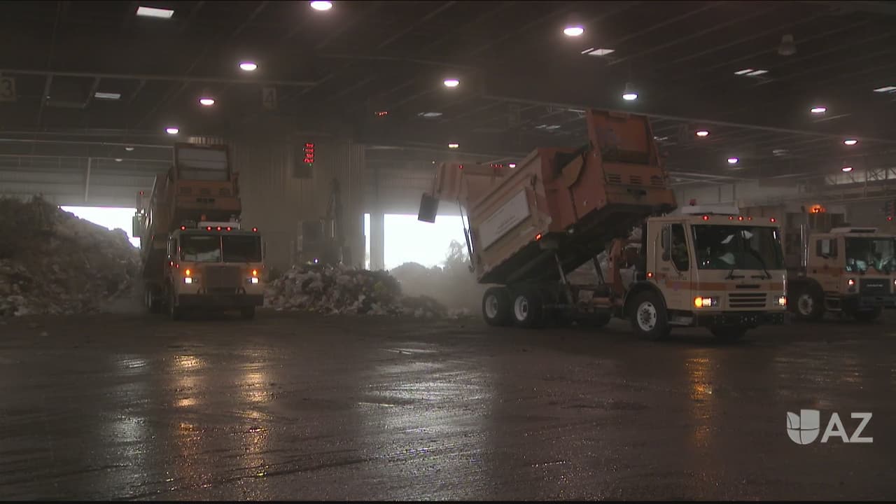 Rescatan a una mujer gravemente herida de un camión de basura en Arizona