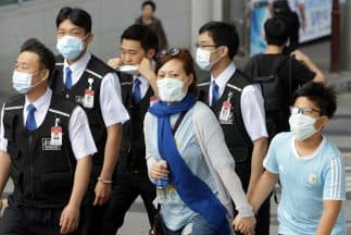 Por precaución, personas en Corea del Sur usan máscaras sanitarias tras el brote del virus MERS