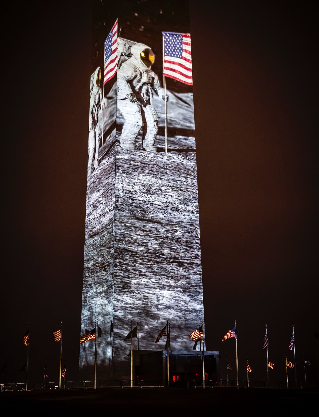 Muestra 
<b>cinco capítulos de la historia del país</b>: descubrimiento, revolución, expansión hacia el oeste, revolución industrial y siglo XX, actualidad, y futuro.